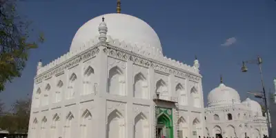 Hazrat Khawaja Banda Nawaz Gaisu Daraz (Rehmat ullah alaih)